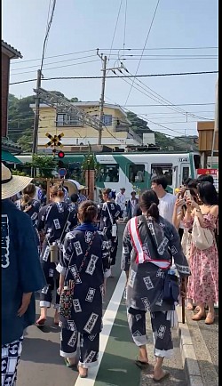 こ